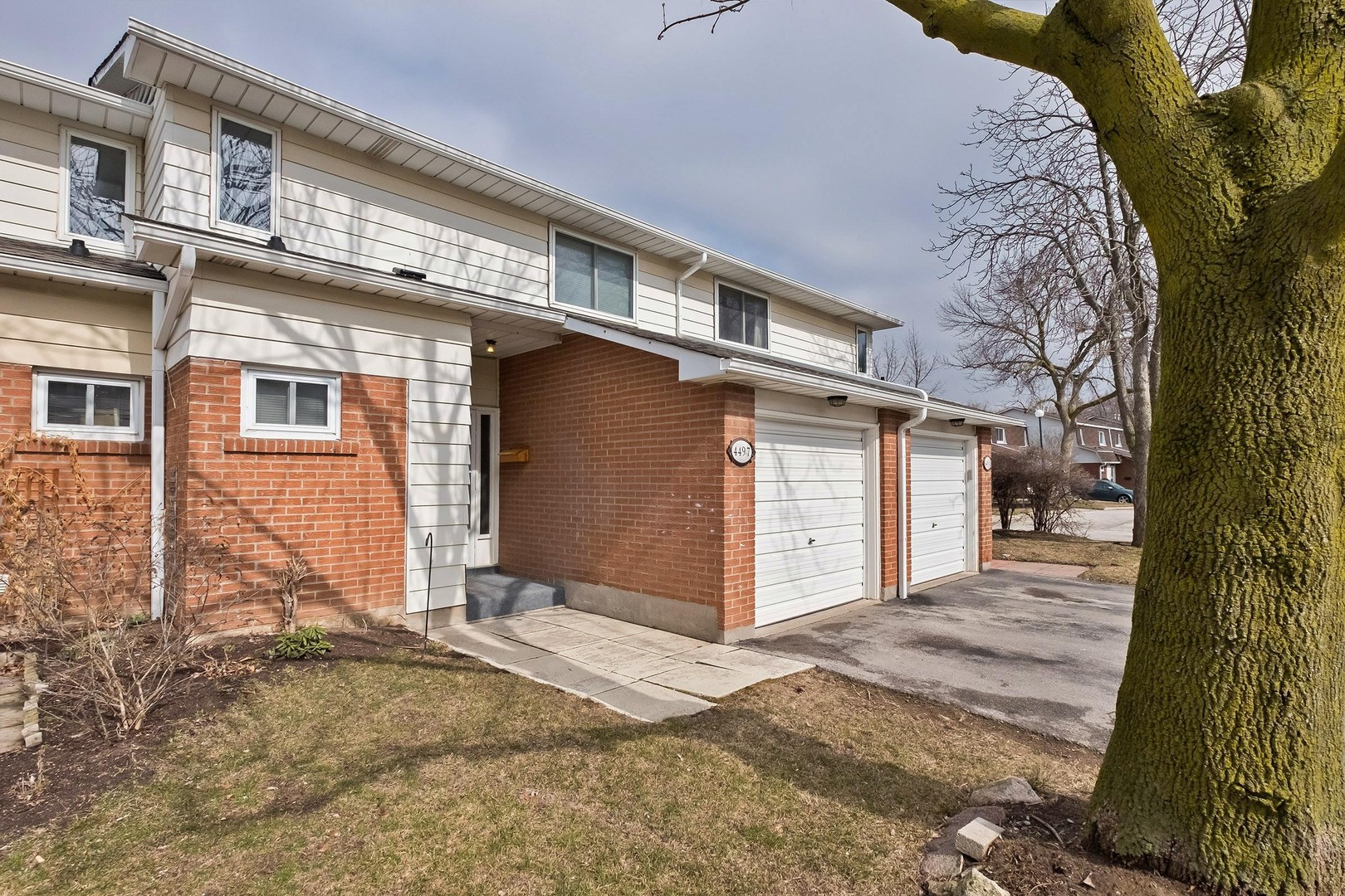 449 Woodview Road 7, Burlington